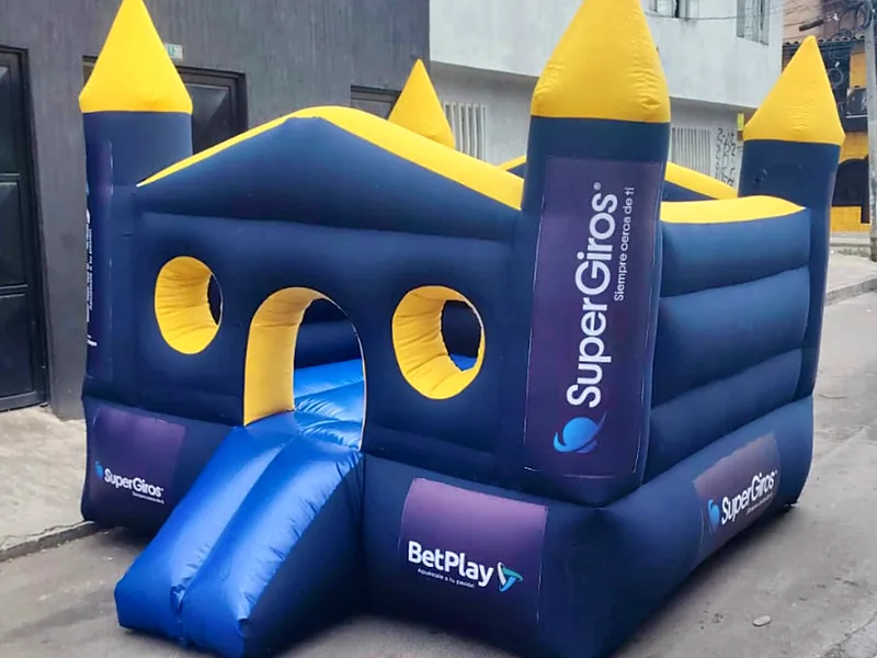 Castillo inflable publicitario a motor