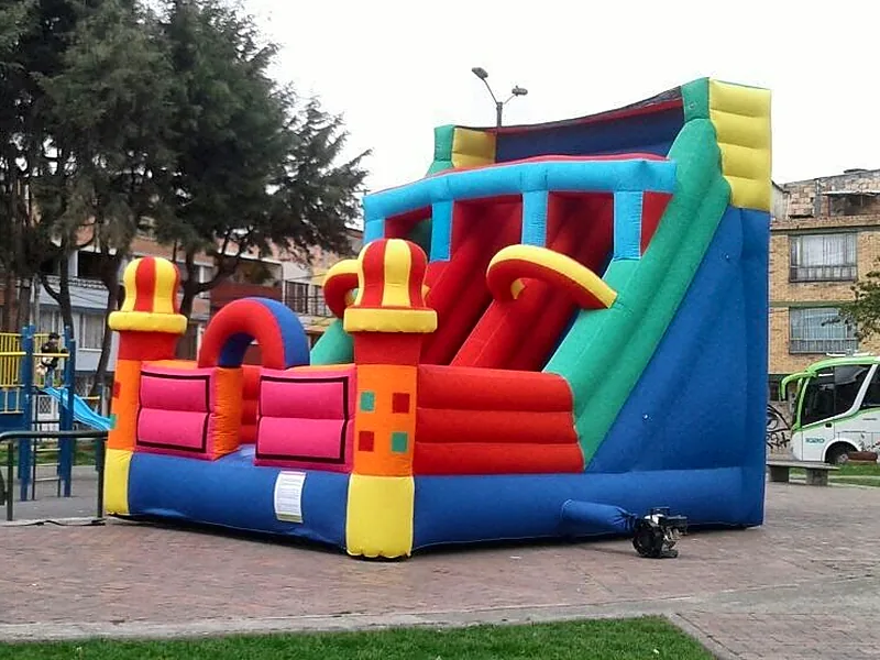 Tobogán inflable publicitario a motor