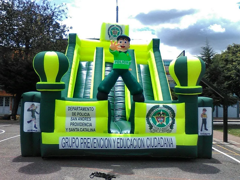 Tobogán inflable publicitario a motor