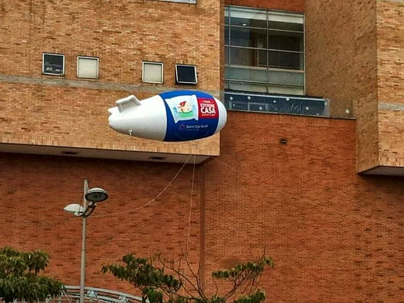 Zeppelin publicitario en zona urbana