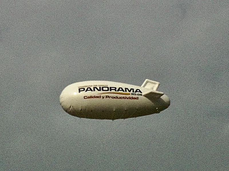 Zeppelin publicitario en espacio abierto